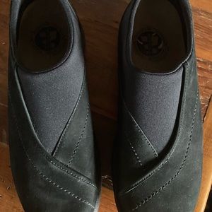 Ladies size 8.5 black shoe, basic and comfy